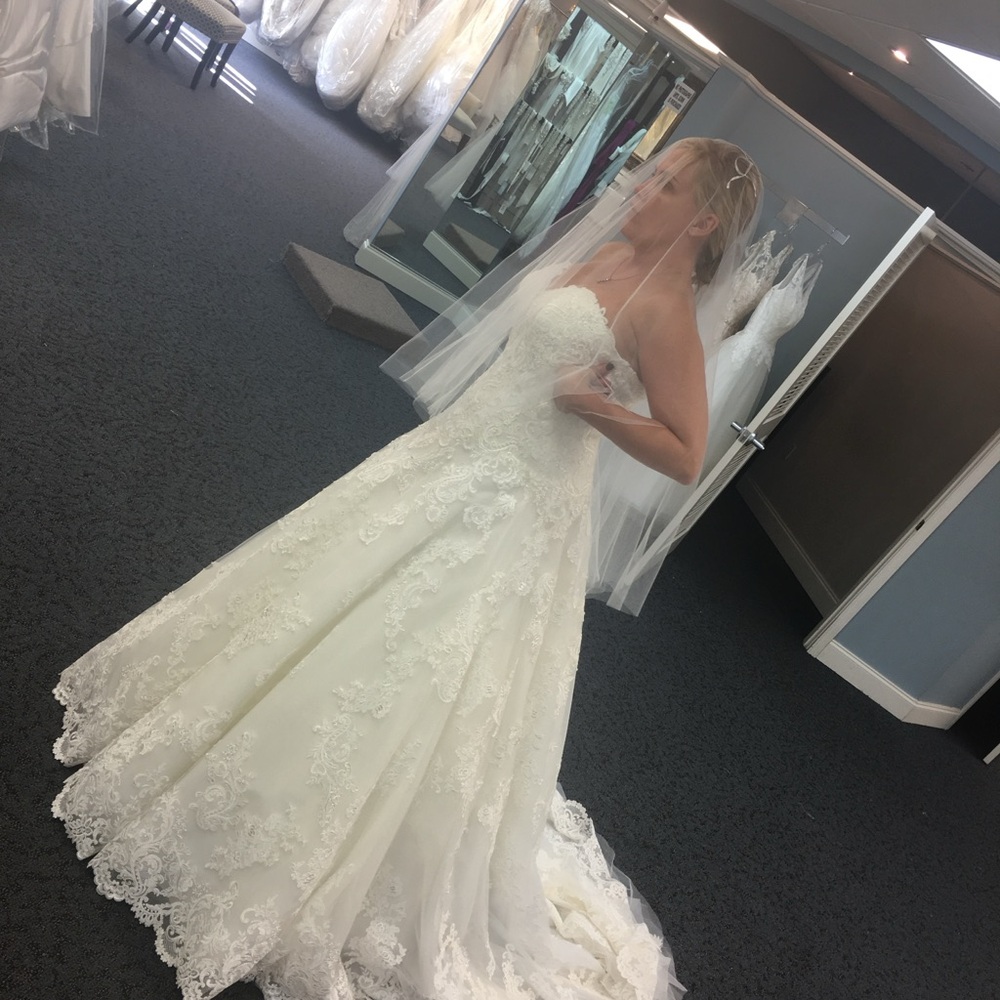 Elegant White Lace Wedding Dress ball gown mori lee